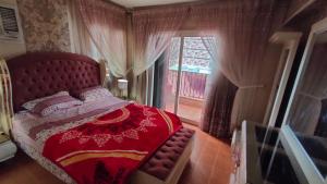 A bed or beds in a room at شقة مكرم عبيد للعائلات B 20