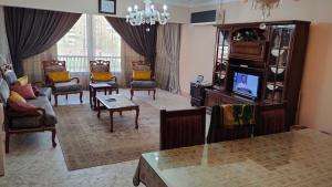 A television and/or entertainment centre at شقة مكرم عبيد للعائلات B 20