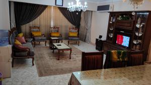 A seating area at شقة مكرم عبيد للعائلات B 20
