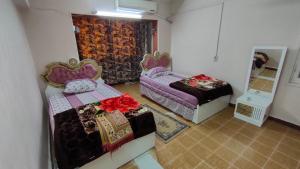 A bed or beds in a room at شقة مكرم عبيد للعائلات B 20