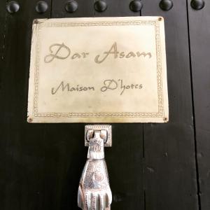 Znak z napisem "Dzień agenta muzeum pięter z butelką" w obiekcie Riad Dar Asam w Marakeszu
