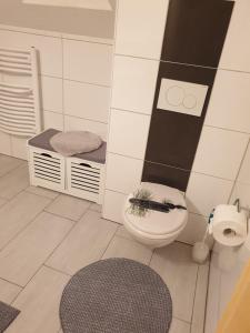 ゾントホーフェンにあるFerienwohnung Litauの白いバスルーム(トイレ、シンク付)