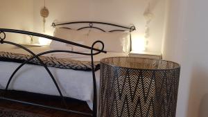 een slaapkamer met een bed met een zwart metalen frame bij CASA CHANOUX - cir 0001 Hone in Hone