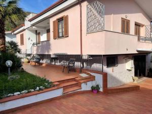 Pozzilli的住宿－Villa Antonella，房屋设有带桌椅的庭院