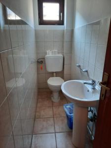 uma casa de banho com um WC e um lavatório em Apartments Mateo em Zagreb