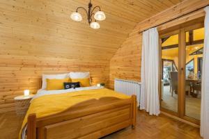 Postel nebo postele na pokoji v ubytování Greenhouse Ella with heated pool + 37 fotografií