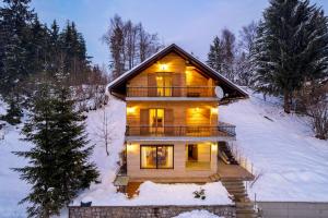 Gallery image of Greenhouse Ella with heated pool in Tršće