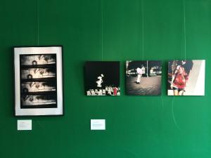 4 fotos en una pared verde en una habitación en WOW Amsterdam Hostel, en Ámsterdam