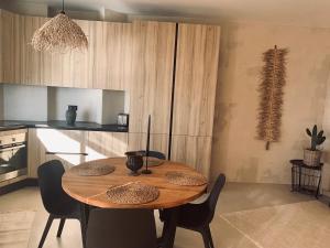 Nhà bếp/bếp nhỏ tại Spacious, Light & Cozy Apartments with Ocean Views +12 ảnh