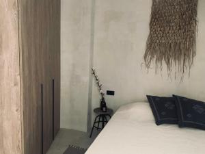 sypialnia z łóżkiem i gitarą na ścianie w obiekcie Spacious, Light & Cozy Apartments with Ocean Views w mieście Puerto de Santiago
