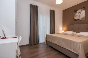 una camera d'albergo con letto e finestra di Apartments Star a Zara (Zadar)