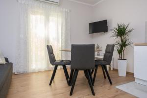 Televízia a/alebo spoločenská miestnosť v ubytovaní Apartments Star - free private parking