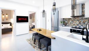 A kitchen or kitchenette at Andos Cozy & Luxury Upgraded Apartments Még 4 kép