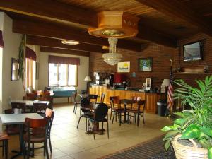 A restaurant or other place to eat at Aderi Hotel Near Bucknell University