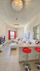 un ampio soggiorno con sgabelli rossi e divano di Star of Tiberias a Tiberias