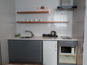 Kuchyň nebo kuchyňský kout v ubytování Grid Inn Hotel