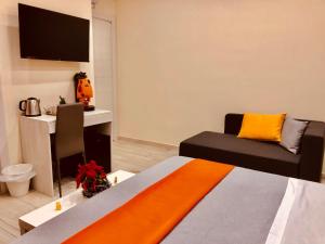 TV a/nebo společenská místnost v ubytování YourHome - La Meta Perfetta Rooms&Spa
