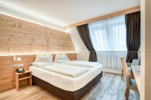 Postel nebo postele na pokoji v ubytování Leipziger Hof Innsbruck