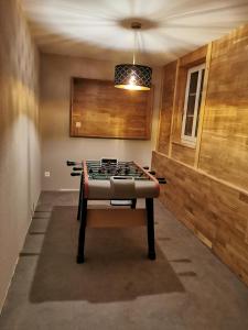 eine Tischtennisplatte in einem Zimmer in der Unterkunft Jupi Hüsli in Göschenen