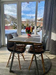 ein Tisch und Stühle in einem Zimmer mit Fenster in der Unterkunft Вілла Бовч in Jaremtsche
