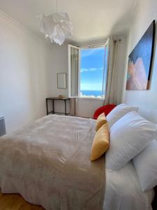 een slaapkamer met een groot bed en een raam bij Amazing view - Monaco in Cap d'Ail