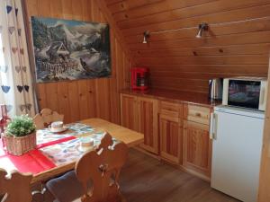 Kuchyňa alebo kuchynka v ubytovaní Apartament Rojka