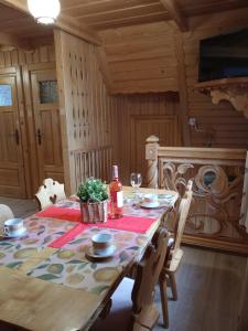 Televízia a/alebo spoločenská miestnosť v ubytovaní Apartament Rojka