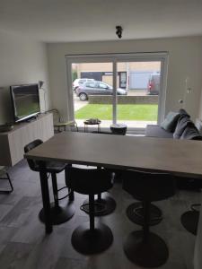 オーステンデにあるSeabreezeのテーブルと椅子とソファのあるリビングルーム