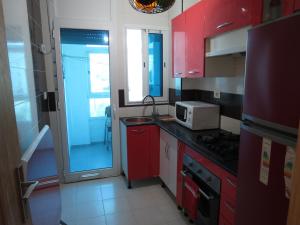 Beautiful appartment with a glorious sea view的厨房或小厨房