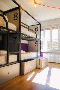 Cette chambre comprend 4 lits superposés. dans l'établissement Hotello Hostel, à Trieste