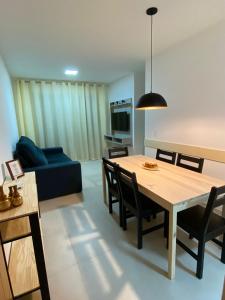 Χώρος καθιστικού στο Apartamento na Praia do Morro- Guarapari, de frente, varanda ampla, duas quadras da orla da praia