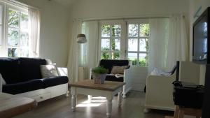 a living room with a couch and a table at B&B Droom 44 in Buinerveen