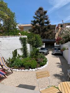 a patio with chairs and a fountain in a yard at B&B PREVISTO SOLE in Civitanova Marche