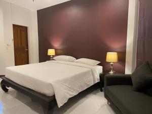 Postel nebo postele na pokoji v ubytování The Pace Phuket Boutique Resort