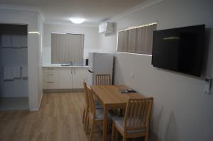 Dapur atau dapur kecil di Beachside Motor Inn By Golden Chain