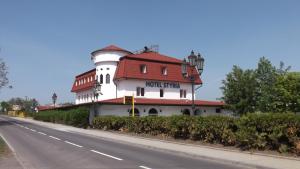 ein Gebäude mit rotem Dach an der Straßenseite in der Unterkunft Styria hotel Chvalovice in Znojmo