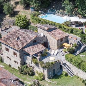 uma vista aérea de uma casa com piscina em La Fonte, Umbria em Lugnano