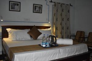 Postel nebo postele na pokoji v ubytování Hotel Nawal Sagar Palace - Bundi