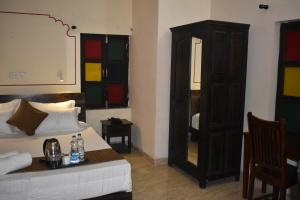 Postel nebo postele na pokoji v ubytování Hotel Nawal Sagar Palace - Bundi