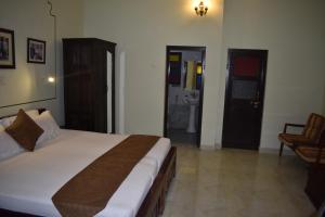 Postel nebo postele na pokoji v ubytování Hotel Nawal Sagar Palace - Bundi