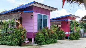 une maison rose avec un toit bleu dans l'établissement D&Dโฮม@เขาค้อ, à Khao Kho