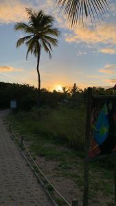 Alba o tramonto visti dall'interno della stanza in casa privata o dai dintorni