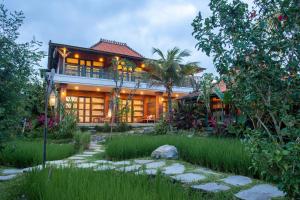 una casa con un jardín delante de ella en Arya Arkananta Resort & Spa, en Ubud