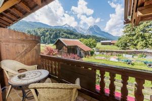 - Balcón con mesa y vistas a un granero en kloana Waxlstoa, en Garmisch-Partenkirchen