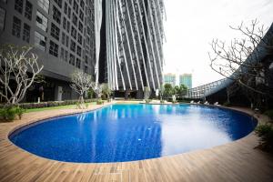 吉隆坡的住宿－Arte Mont Kiara by Cobnb，大楼中央的大型蓝色游泳池