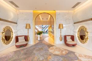 eine Lobby mit zwei Stühlen und zwei Spiegeln in der Unterkunft Near MITEC, Arte Mont Kiara by Cobnb in Kuala Lumpur + 72 Fotos