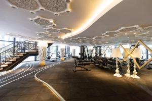 ein Fitnessstudio auf der Etage eines Gebäudes in der Unterkunft Near MITEC, Arte Mont Kiara by Cobnb in Kuala Lumpur