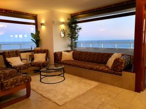 sala de estar con sofá y vistas al océano en playamar, en Torremolinos