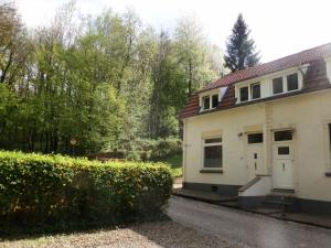 una casa blanca con un seto delante de ella en D'R Pletsch, en Berg en Terblijt
