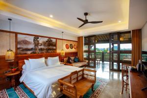 Un dormitorio con una cama y un televisor. en Arya Arkananta Resort & Spa, en Ubud 49 fotos más